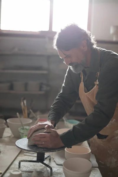 Чоловічий гончар, що формує глину — стокове фото