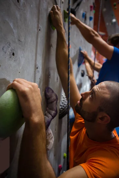 Sağlık kulübü duvara tırmanma eğitmen — Stok fotoğraf