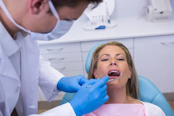 Médico dando tratamiento dental a la mujer —  Fotos de Stock