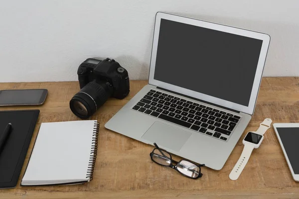 Armbandsur, anteckningar, laptop, kamera — Stockfoto