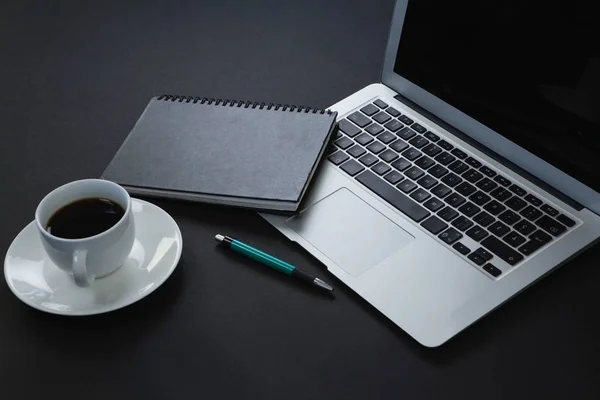 Pero, organizátor, černou kávu a notebook — Stock fotografie