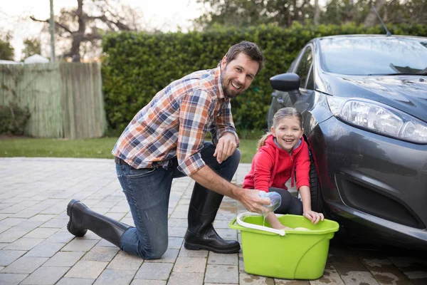 Adolescente chica y padre lavado de coche en el día soleado — Foto de Stock