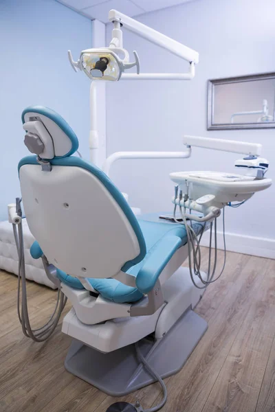 Sedia dentista con attrezzatura medica — Foto Stock