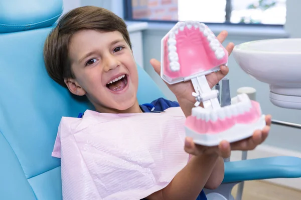 Carino ragazzo tenendo stampo dentale — Foto Stock