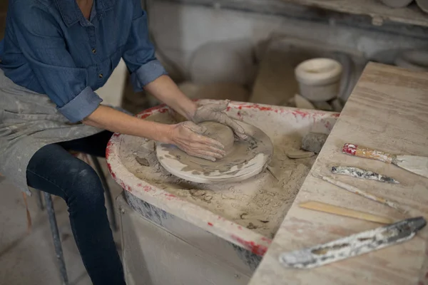 Vrouwelijke potter molding clay — Stockfoto