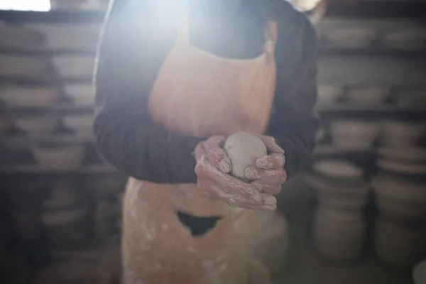 Mannelijke potter molding een klei — Stockfoto