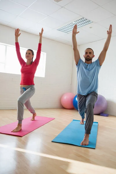 Yogainstruktör med student praktiserande — Stockfoto