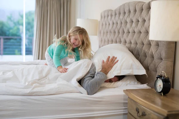 Отец и дочь веселятся в постели — стоковое фото