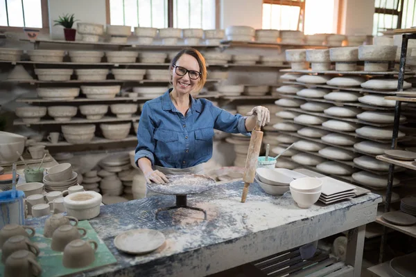 Vasaio femminile in piedi sul piano di lavoro — Foto Stock