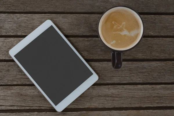 Цифровая таблетка и чашка кофе — стоковое фото