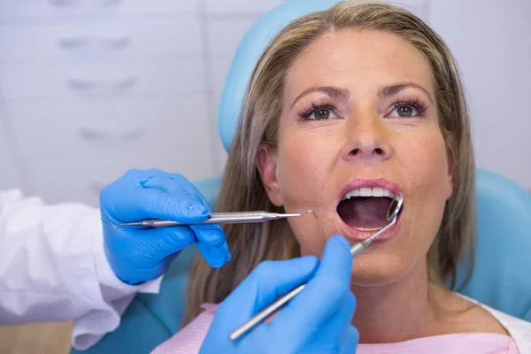 Médico dando tratamiento dental a la mujer —  Fotos de Stock