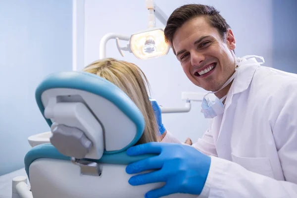 Dentista feliz examinando mulher — Fotografia de Stock