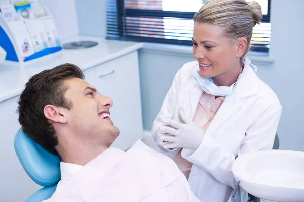 Man discussing with dentist — Stock Photo, Image