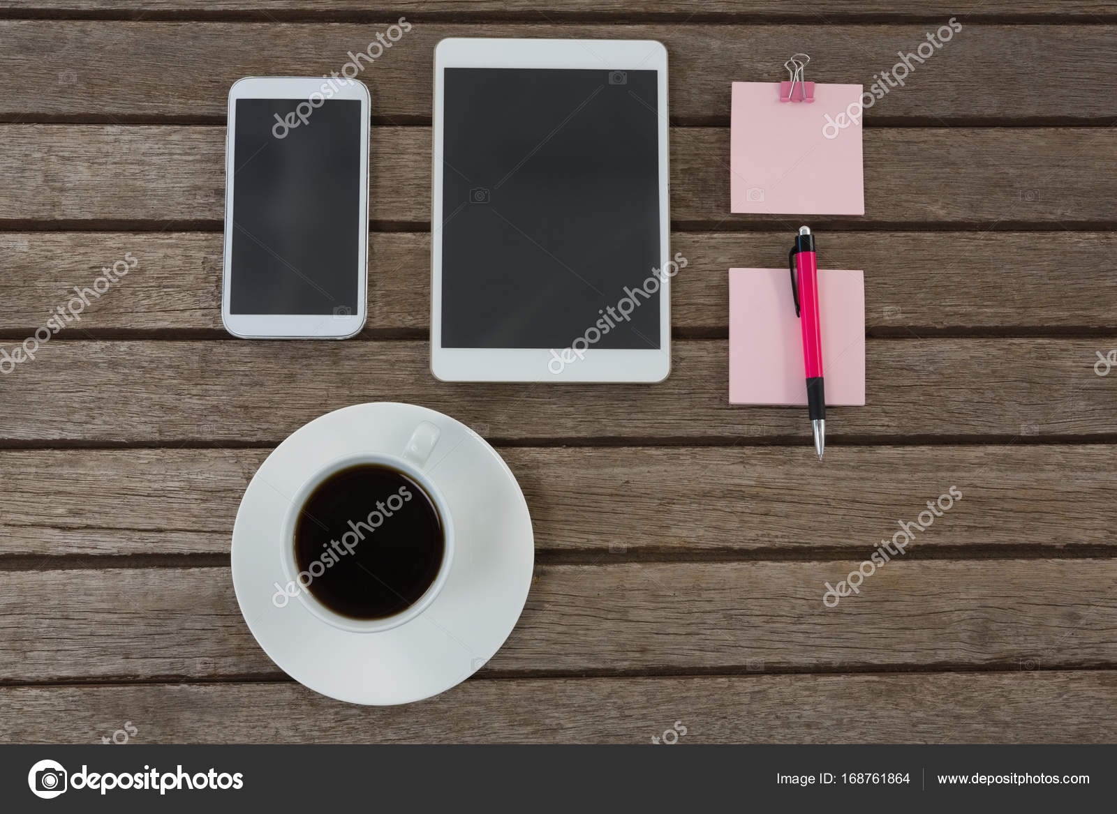 Кофе, Телефон, Стол, Ручка И Записка Стоковое Фото ©Wavebreakmedia.