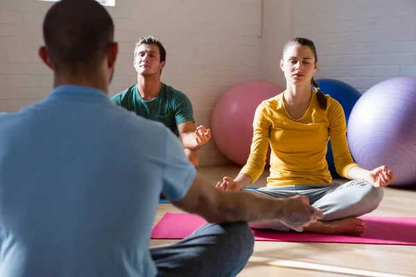 Instructor guiding students in meditation — Stock Photo, Image