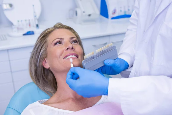 Doctor sosteniendo equipo de blanqueamiento dental por paciente — Foto de Stock