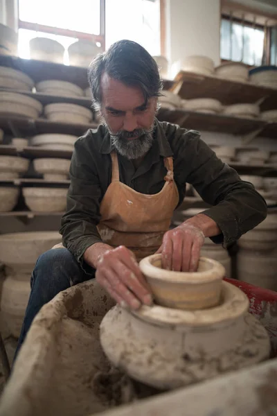 Oleiro macho moldando uma argila — Fotografia de Stock