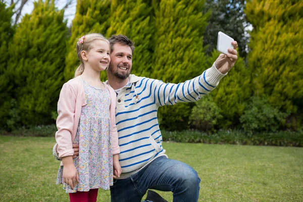 Młoda dziewczyna i ojciec biorąc selfie — Zdjęcie stockowe