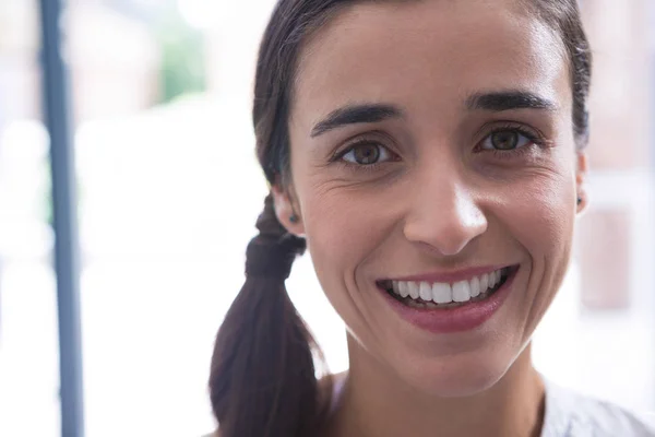 Portrait of smiling woman — Stock Photo, Image