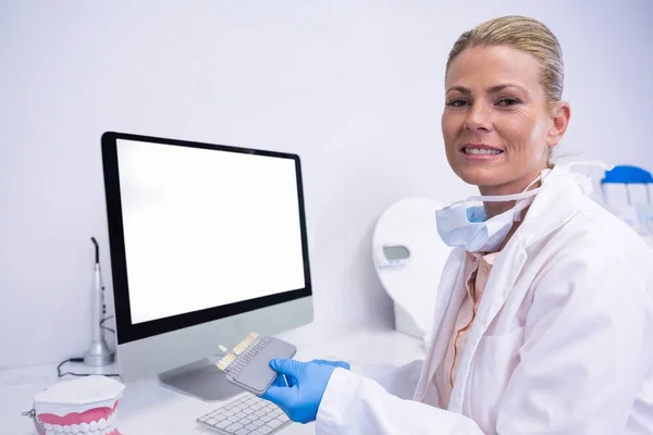 Dentista trabajando sentado junto a la computadora — Foto de Stock