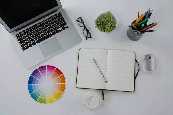 Laptop, bril, kleurstaal en briefpapier — Stockfoto