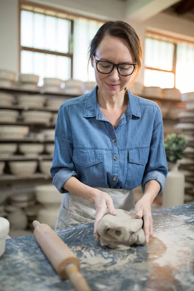Vrouwelijke potter molding een klei — Stockfoto