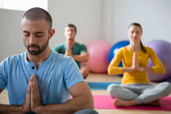 Istruttore di yoga con studenti che meditano — Foto Stock