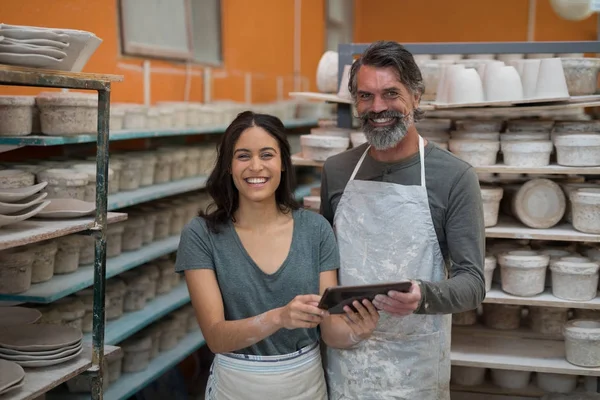 デジタル タブレットを保持している男性と女性の陶工 — ストック写真