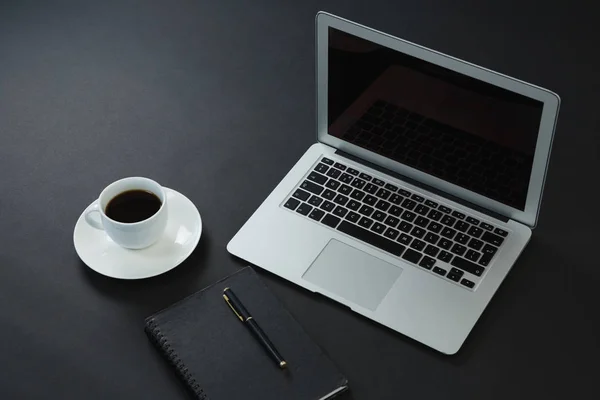 Café preto, caneta, organizador e laptop — Fotografia de Stock