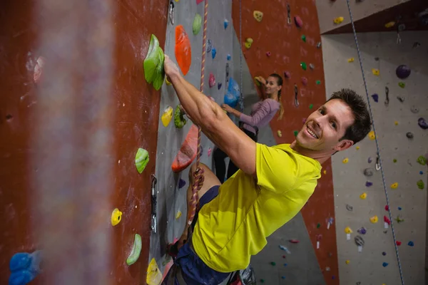 Hombre con mujer atleta escalando roca —  Fotos de Stock