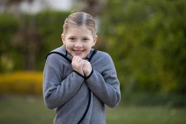 Jeune fille debout dans le parc — Photo