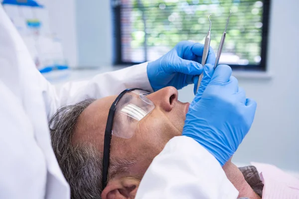 Doktor dává zubní ošetření pacienta — Stock fotografie