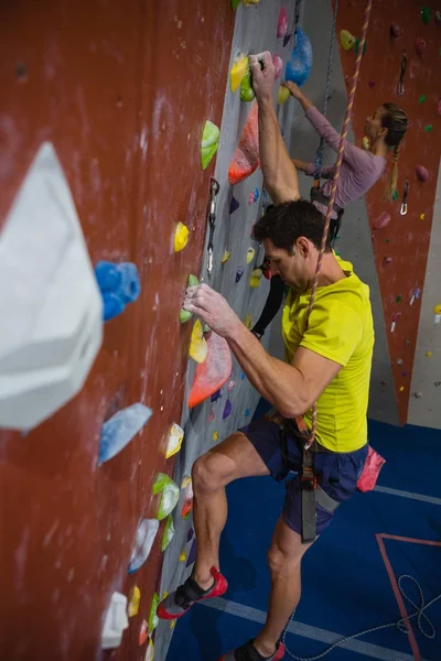 Atletas escalada en roca en el gimnasio —  Fotos de Stock