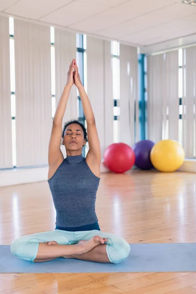 Donna che esegue yoga in palestra — Foto Stock