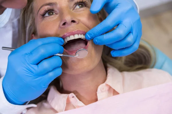 Dentist treating patient at medical clinic — Stock Photo, Image