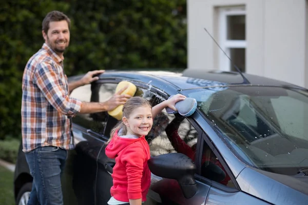 Adolescente y padre lavando un coche — Foto de Stock