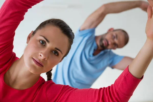 Estudiante con instructor haciendo ejercicio — Foto de Stock