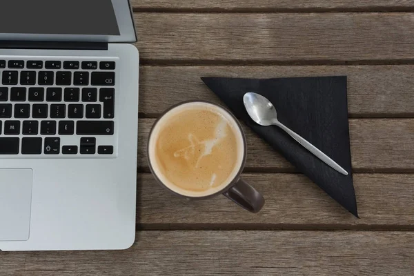 Laptop, łyżka, serwetka i kawa — Zdjęcie stockowe