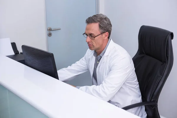 Dentista sentado por computador — Fotografia de Stock