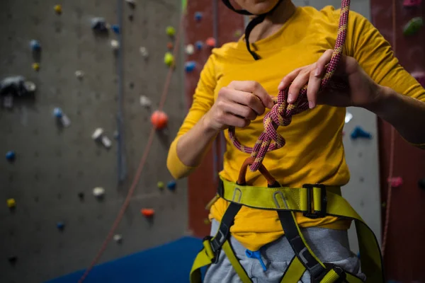 Vrouwelijke atleet koppelverkoop touw in healthclub — Stockfoto