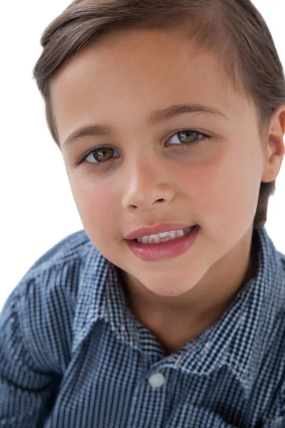 Lächelnder Junge vor weißem Hintergrund — Stockfoto