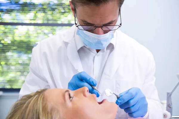 Médico examinando paciente — Fotografia de Stock