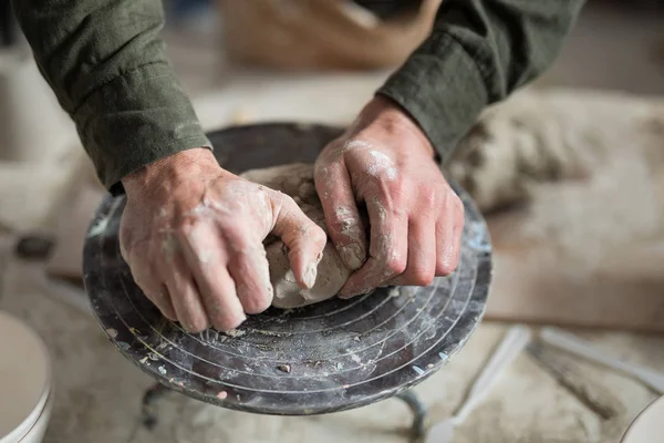 Mužské potter formovat hliněné — Stock fotografie