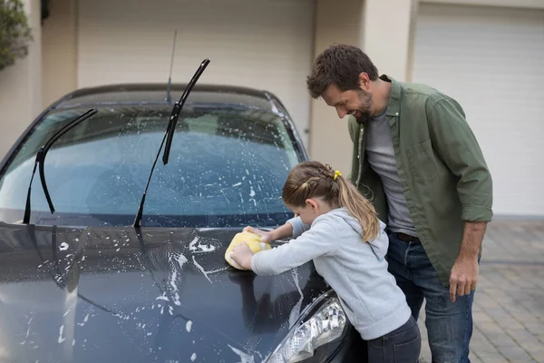 Teenager-Mädchen und Vater beim Autowaschen — Stockfoto