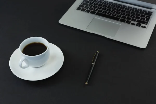 Café noir, stylo et ordinateur portable — Photo