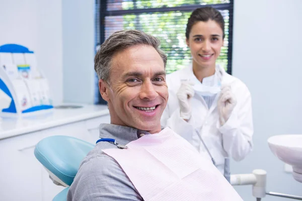 Homem sentado na cadeira pelo dentista — Fotografia de Stock