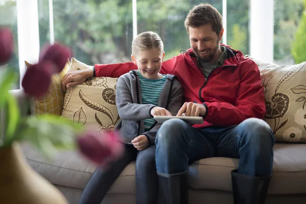 Padre e hija usando tableta digital — Foto de Stock