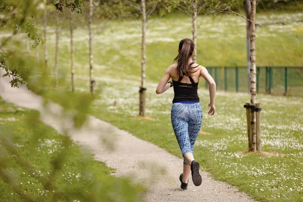 Mujer corriendo en el parque —  Fotos de Stock