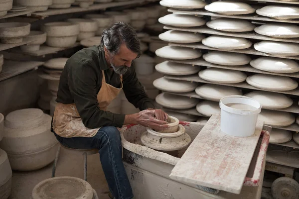 Male potter molding a clay — Stock Photo, Image