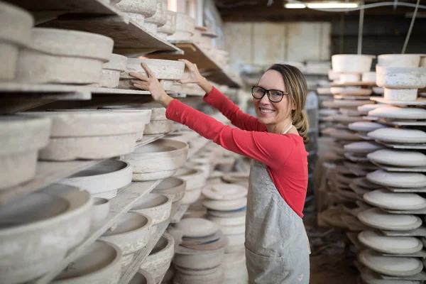 Overhead van vrouwelijke potter schilderij kom — Stockfoto